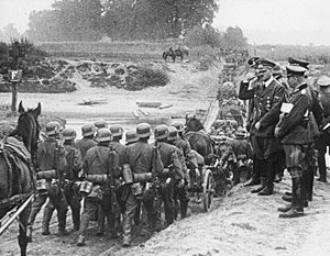 Гитлер на марше войск после начала кампании против Польши