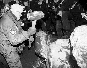 Киевский памятник Ленину работы скульптора Меркурова, ставший первый жертвой вандалов с Майдана, уже не подлежит восстановлению