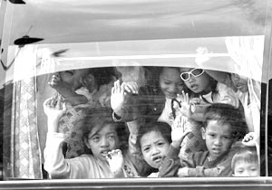 1988 год автобус с детьми. Захват заложников в Орджоникидзе 1988. 1 Декабря 1988 года захват автобуса с детьми в Орджоникидзе. Захват автобуса в Орджоникидзе. Захват автобуса с детьми.