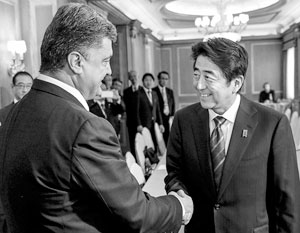 Премьер-министр Японии летит в Киев, чтобы поддержать баланс между Москвой и Вашингтоном