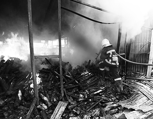 Тушение пожара на донецком рынке «Сокол» после обстрелов