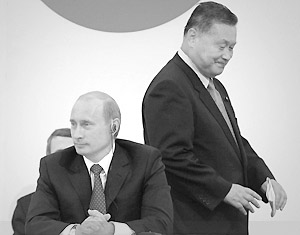 Президент России Владимир Путин и Экс-премьер-министр Японии Иосиро Мори на форуме в Санкт-Петербурге.