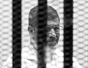 Отныне на заседаниях Мохаммед Мурси будет появляться в красной униформе смертника