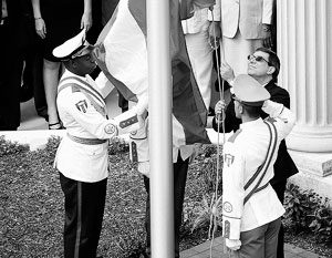 Впервые после революции 1959 года кубинцы поднимают свое знамя над Вашингтоном. У флагштока – глава МИД республики Бруно Родригес