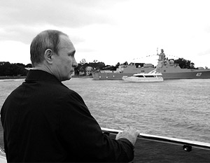 Владимир Путин на катере совершил обход судов, участвовавших в военно-морском параде