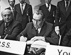 Леонид Брежнев подписывает Хельсинкский акт 1 августа 1975 года