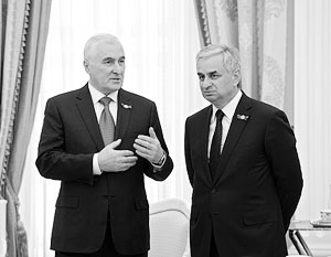 Президент Южной Осетии Леонид Тибилов и президент Абхазии Рауль Хаджимба