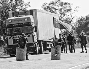 Экстремисты не дают грузовикам проехать в Крым