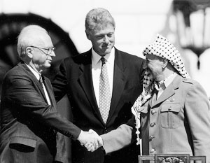 Рабин и Арафат обмениваются историческим рукопожатием на лужайке Белого дома 