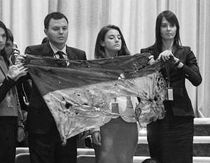 Новая глава Одесской таможни (в центре) еще несколько дней назад была замечена в числе тех, кто пытался показать Путину в ООН украинский флаг