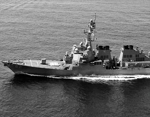 Американский эсминец проплывает мимо недостроенной китайской военной базы