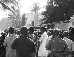 Толпы жителей Бамако из-за оцепления следили за судьбой отеля в течение 10-часового боя