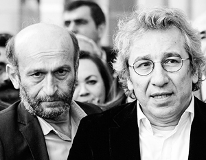 Арест Джана Дюндара (справа) и Эрдема Гюля политологи считают еще одним примером «истерики», в которую впал турецкий лидер в последние дни