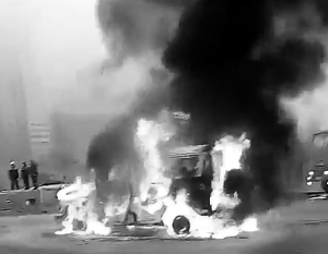 В результате нападения полицейский УАЗ полностью сгорел