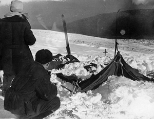 На архивных кадрах видно, как спасатели находят заваленные снегом палатки с погибшими членами группы Дятлова