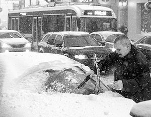 В Москве пока еще не так снежно, но в конце дня и в среду обещают мощнейший снегопад