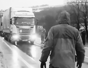 Радикальные националисты на Западе Украины не пускают российские грузовики в Европу