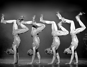 В классическом балете «Лебединое озеро» китайцы поменяли маленьких лебедей на маленьких лягушат. А сам танец исполняется на руках
