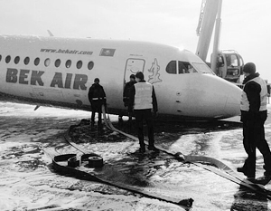 В результате аварийной посадки самолета «на брюхе» никто не пострадал