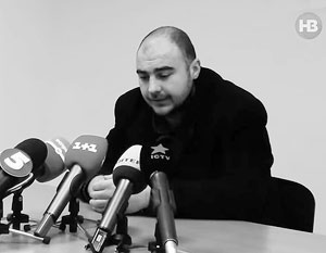 По словам Олега Хлюпина, его четыре часа гримировали, чтобы скрыть следы побоев, прежде чем показать по ТВ его «признание» в работе на ГРУ