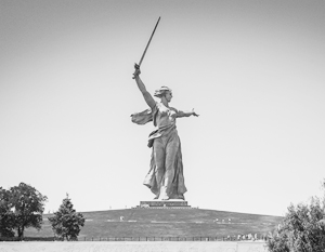 Мать родина в волгограде черно белое фото