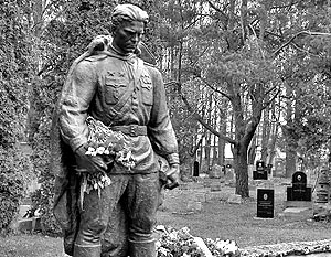 Памятник советскому Воину-освободителю на военном кладбище