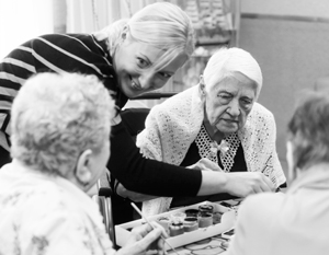 Помощь пожилым людям – одна из социальных услуг, включенных в новый закон в качестве общественно полезных