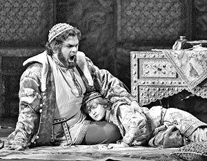 Певец Михаил Казаков (слева) в роли Бориса Годунова во время предпремьерного показа оперы 