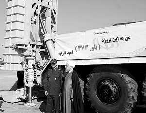 Президент Хасан Роухани и глава минобороны Хосейн Дехкан не без гордости позировали на фоне первого иранского ЗРК – аналога С-300