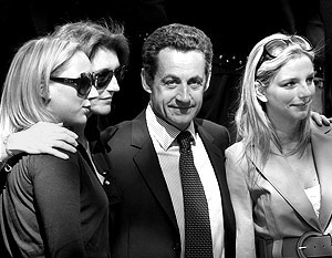 Саркози окружили женщины
