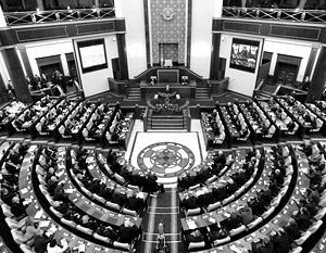 Парламент Казахстана принял в окончательном чтении поправки в конституцию, сокращающие срок президентства с 7 до 5 лет