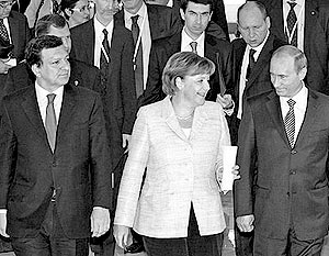 Россию представлял президент Владимир Путин; Евросоюз – германский канцлер Ангела Меркель, председательствующая сейчас в ЕС, и португалец Жозе Баррозу