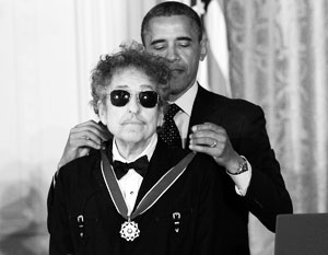 Лауреат Нобелевской премии мира вручает высшую американскую награду будущему лауреату Нобелевской премии по литературе – Обама и Дилан в 2012 году