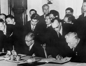 1956 год. Представители Японии и СССР подписывают ту самую декларацию, споры вокруг которой затянутся на десятилетия