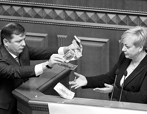 Доллары, которыми депутат Олег Ляшко некогда осыпал в Раде Валерию Гонтареву, могли также оказаться в домашней заначке главы украинского центробанка