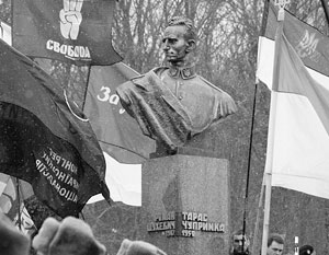 Гауптштурмфюрер Роман Шухевич уже давно признан национальным героем Украины, память об этом руководителе спецподразделений авбера «Нахтигаль» и «Роланд» была неоднократно увековечена