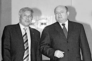 Премьер-министры Украины и России Юрий Ехануров и Михаил Фрадков в Белом Доме