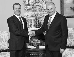 «Сложную страницу в отношениях с Турцией удалось перевернуть», – заявил Медведев на встрече с турецким коллегой