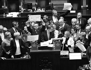 Оппозиционные депутаты заблокировали проходы к трибуне в польском сейме