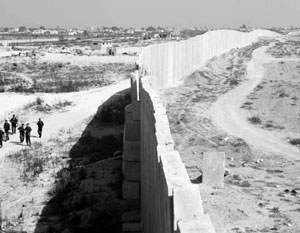 К 2009 году было построено менее 1 тысячи километров стены