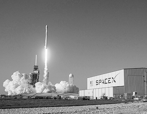 Американская компания SpaceX впервые успешно запустила ракету, первая ступень которой используется повторно