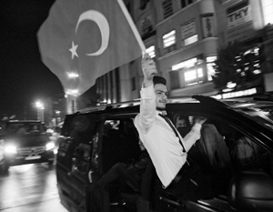 Отрыв победителей от побежденных на референдуме в Турции составил всего пару процентов, да к тому же оппозиция еще и грозится оспорить итоги в суде