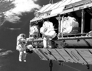 Российские космонавты, выйдя в открытый космос, обнаружили в обшивке станции пробоину