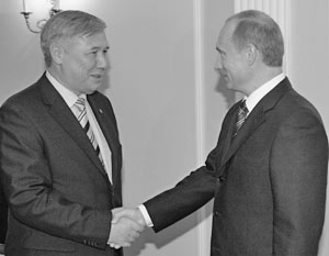 Президент России Владимир Путин на встрече с премьер-министром Украины Юрием Ехануровым (справа налево) в Ново-Огарево