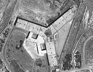 Главное здание тюрьмы построено в виде трилистника, каждый из «листков» которого – режимное отделение