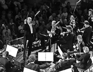 Выступление оркестра Рафаэля Фрюбека де Бургоса