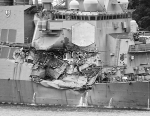 Американский эсминец посреди ночи столкнулся с филиппинским контейнеровозом, получив серьезные повреждения и потеряв семь человек экипажа погибшими