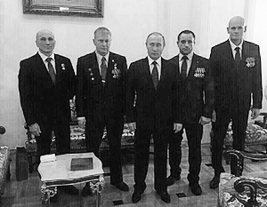 Дмитрий Уткин (второй слева) получил известность после фотографии с Владимиром Путиным, сделанной на приеме в честь Дня Героев Отечества