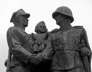 Монументы благодарности советской армии нынешним польским властям кажутся элементом «коммунистической пропаганды»
