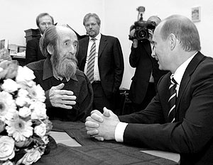 Президент России Владимир Путин поздравил писателя Александра Солженицына